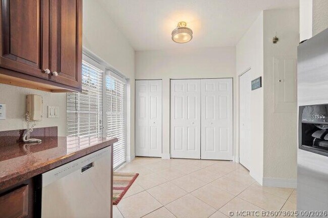 Building Photo - 948 NW 18th Ave