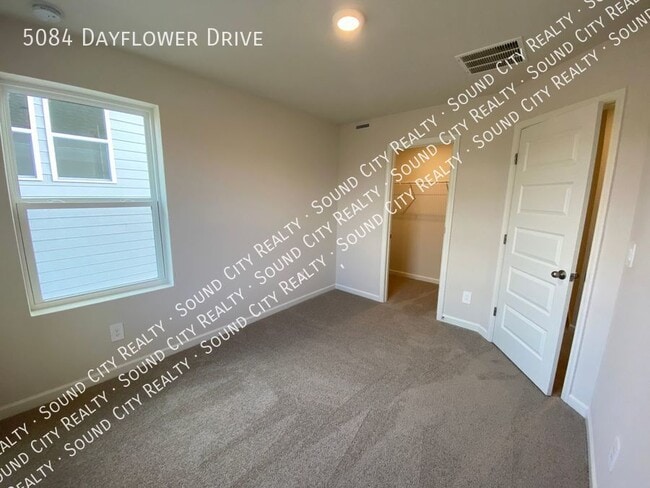 Building Photo - 5084 Dayflower Dr