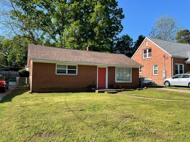 Primary Photo - Adorable 3 bedroom 2 bath Ranch style home...