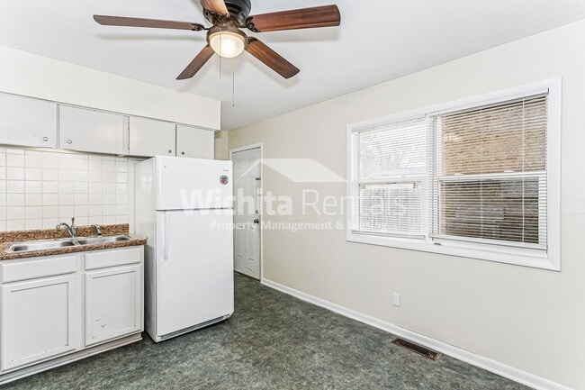 Building Photo - 2 bedroom 1 bath duplex