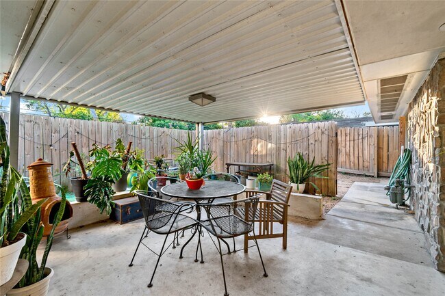 Building Photo - 5923 Moonmist Dr