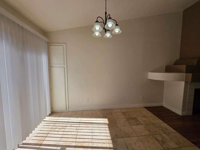 Building Photo - Beautiful Single Story Home