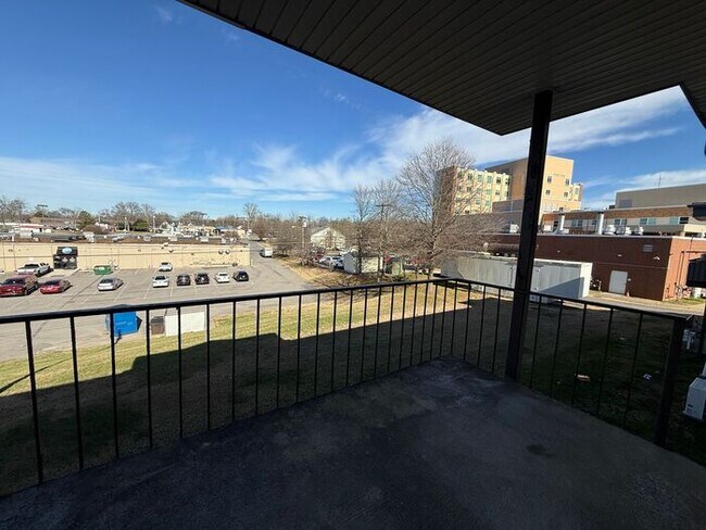 Building Photo - 2 Bedroom Unit was recently renovated.  Live walking distance from the downtown square or steps f...