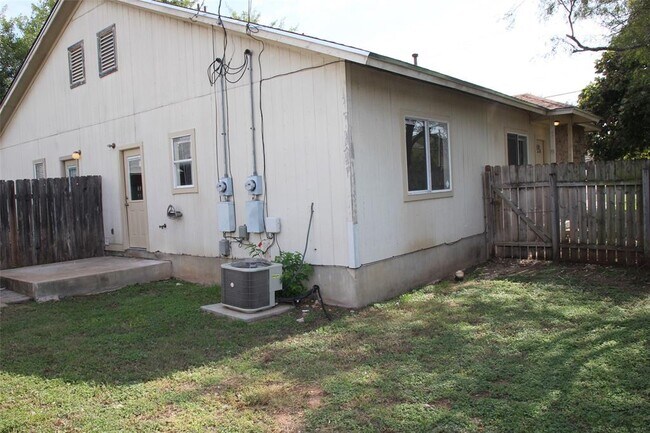 Building Photo - 627 Luther Dr