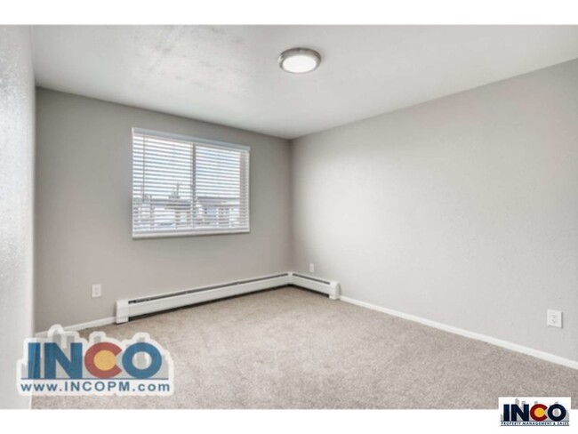 Building Photo - Convenient location! 2 bed 1 bath Apartmen...