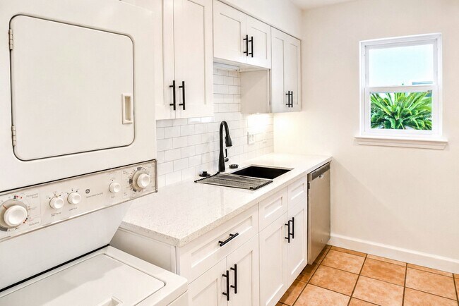 Building Photo - 2744 Briarhurst Dr