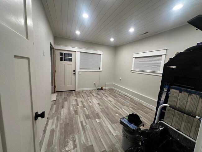 Building Photo - 340 SE 26th Ave