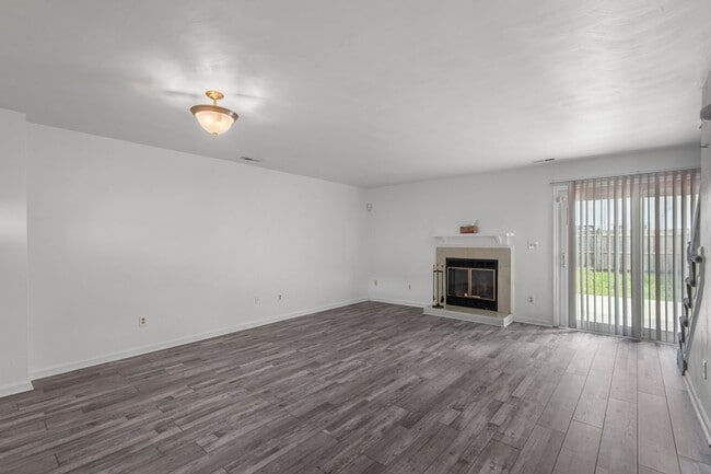 Building Photo - 1365 Longlac Rd