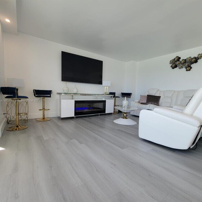 Building Photo - 2030 S Ocean Dr
