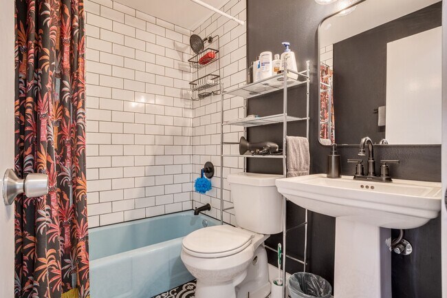 Building Photo - Room in a large shared home, great neighborhood, friendly roommates!