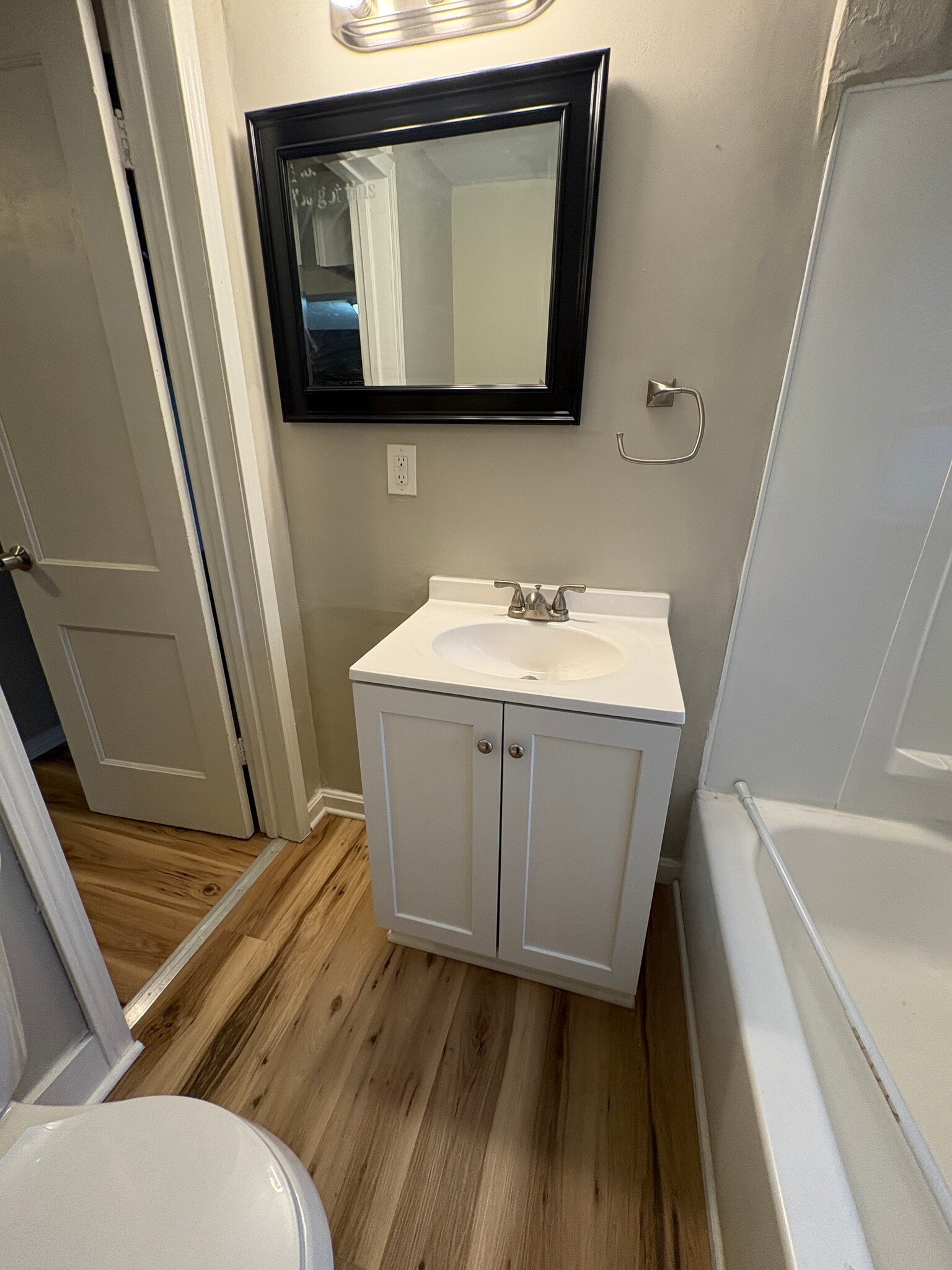 Building Photo - 10012 Robinson Ave