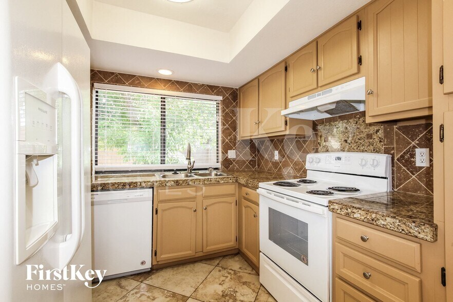 Building Photo - 5203 W Sandra Terrace