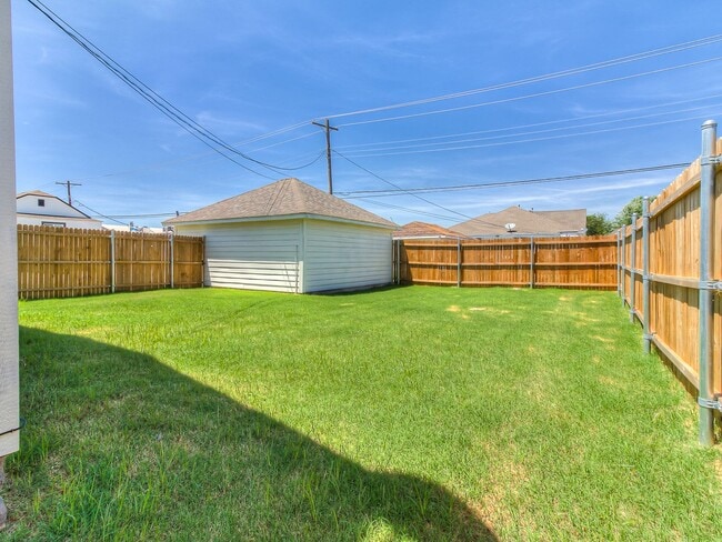 Building Photo - Beautifully Remodeled 2 bed / 1 bath