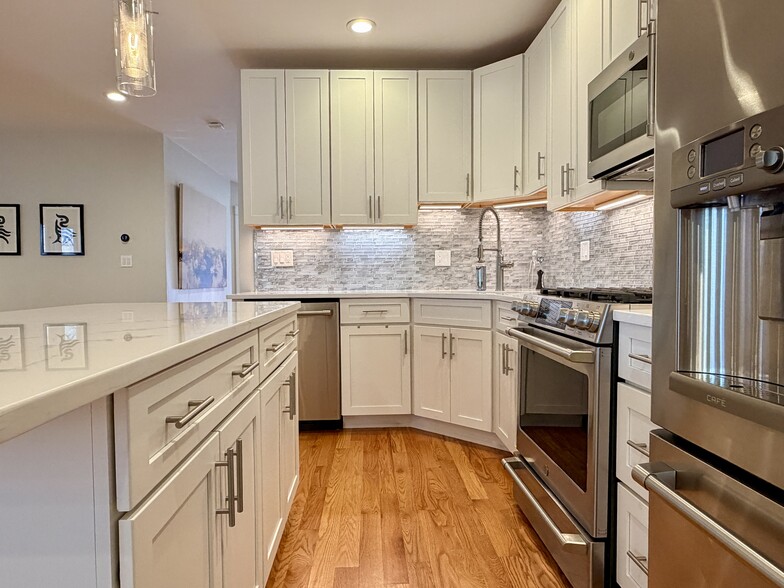 Building Photo - 13 Cottage Ave