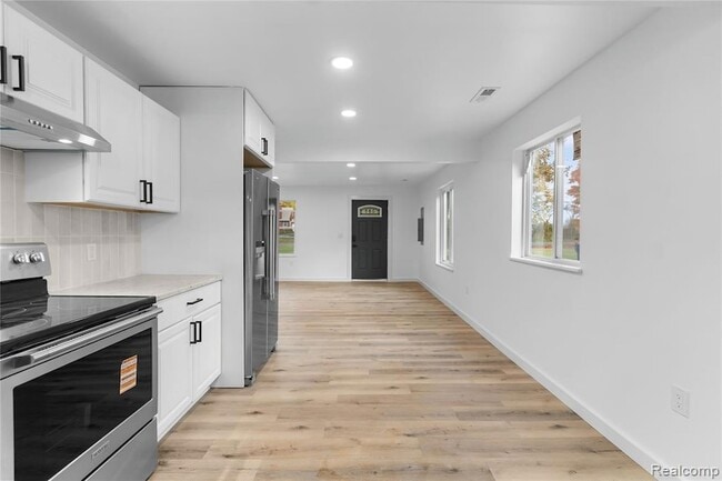 Building Photo - 1445 N Seymour Rd