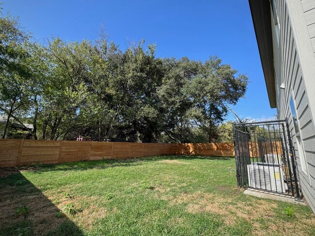 Building Photo - 102 Pecan Dr