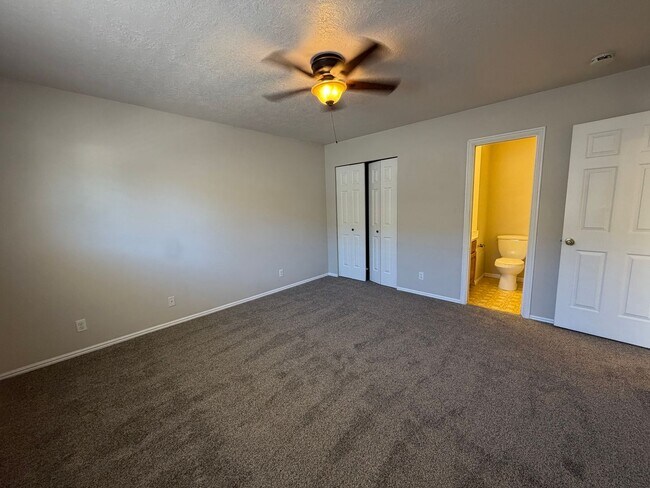Building Photo - DARLING TWO BEDROOM FOR RENT!