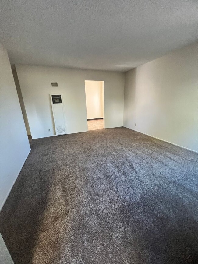 Building Photo - Midtown Ventura - Single story, three bedroom, two bath apartment