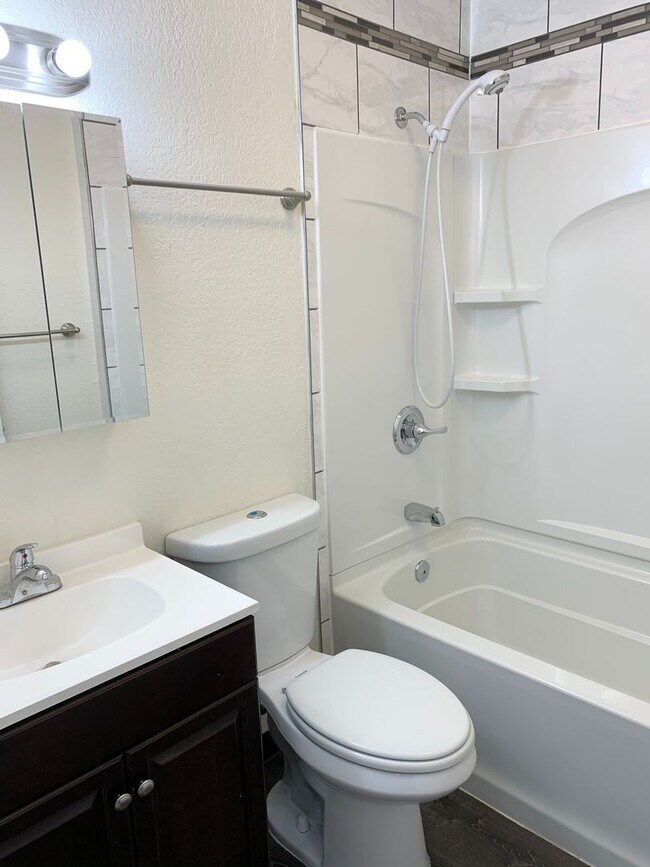 Building Photo - 6900
