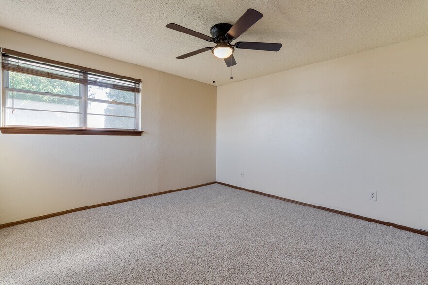 Building Photo - 2912 N Santa Fe Ave