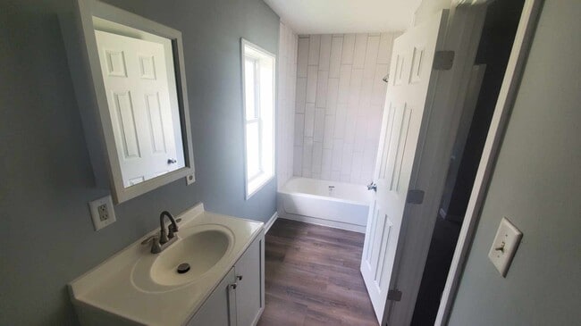 Building Photo - 640 N Cherry St