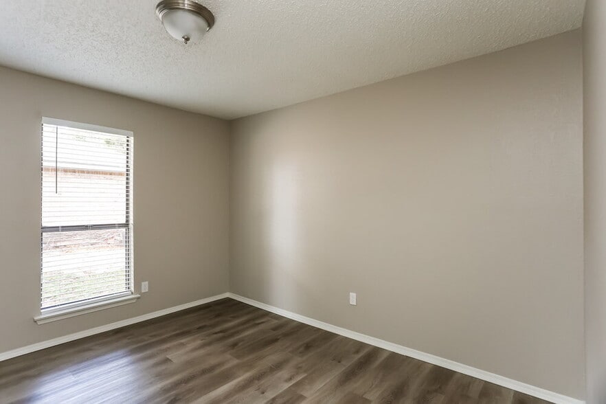 Building Photo - 5303 Oak Springs Dr