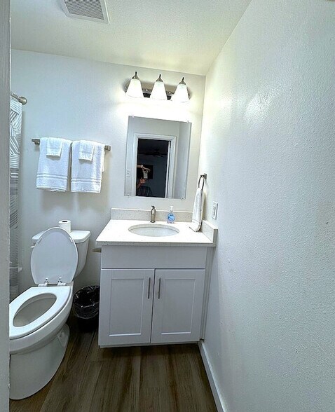 Building Photo - 802 S Elm St