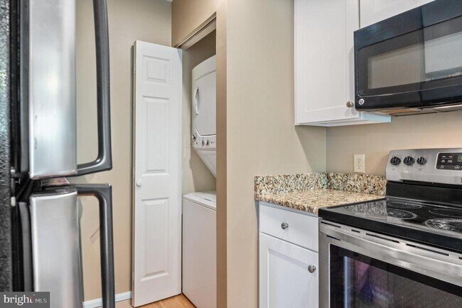 Building Photo - 5705 Chapman Mill Dr