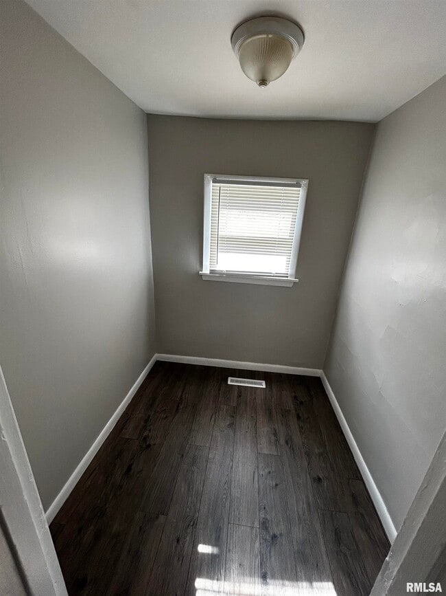 Building Photo - 1020 E Kansas St