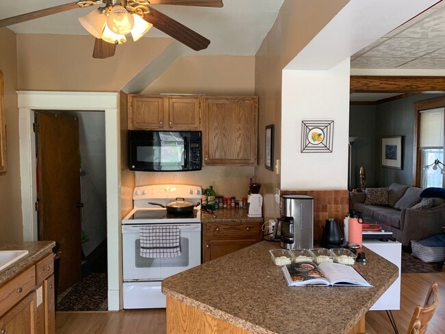 Building Photo - Duluth, MN - 3-bedroom - 2 bathroom - Sing...