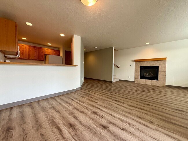 Building Photo - SPACIOUS NEWLY UPDATED TOWNHOME IN REDMOND!!