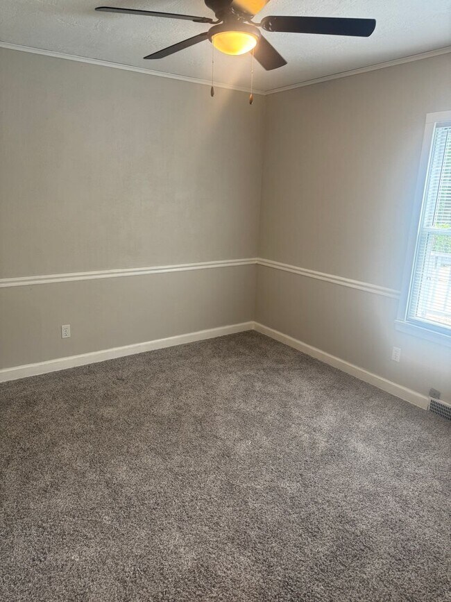 Building Photo - 5-Bedroom, 2-Bath Rental Home in Urbandale...