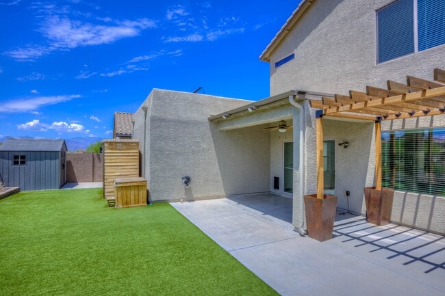 Building Photo - 6028 S Meadow Breeze Dr
