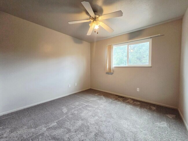 Building Photo - 250 Dolomite Dr