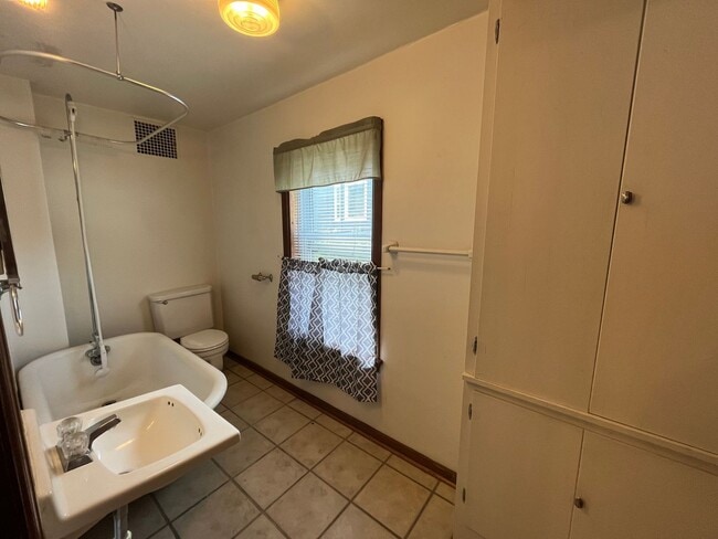Building Photo - 508 St Claire