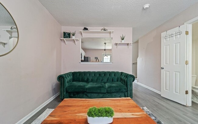 Building Photo - 2BR/2.5 Bath Townhome Minutes to Camp Lejuene