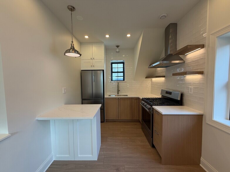 Building Photo - 5016 N Lawndale Ave
