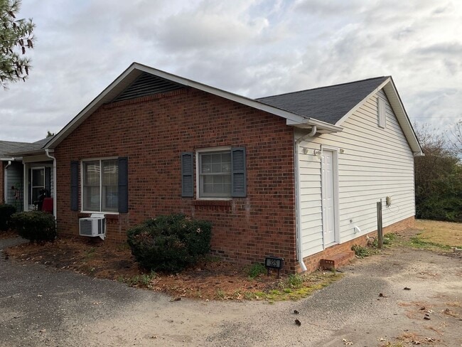 Building Photo - Available Now !! Two bedroom one bath apartment in Gastonia!