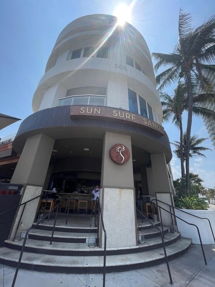 Building Photo - 3000 Riomar St