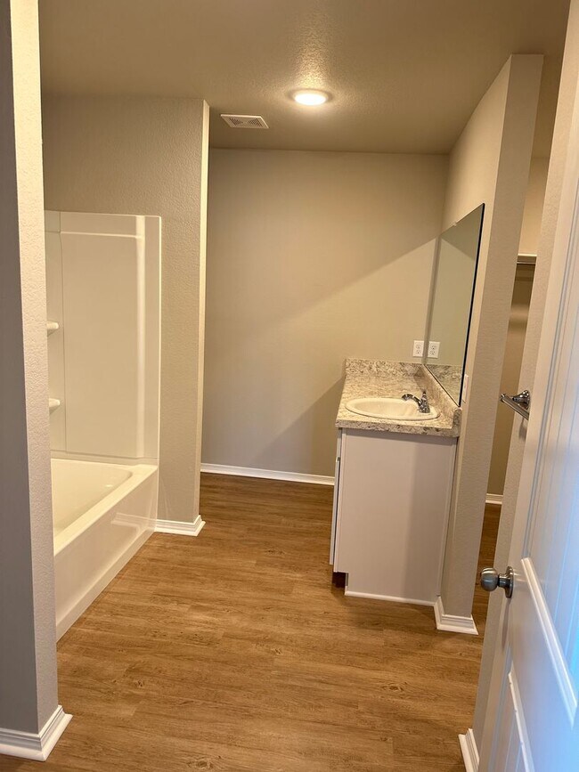 Building Photo - *Pre-leasing* Three Bedroom | Two Bath Hom...