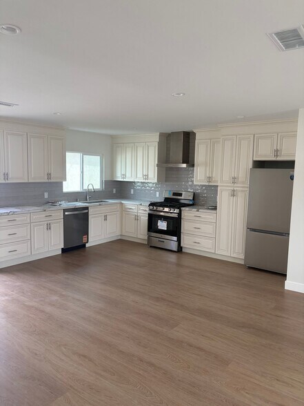 Building Photo - 2641 Elden Ave