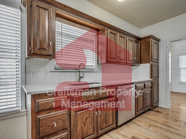 Building Photo - 2708 Silvertree Dr