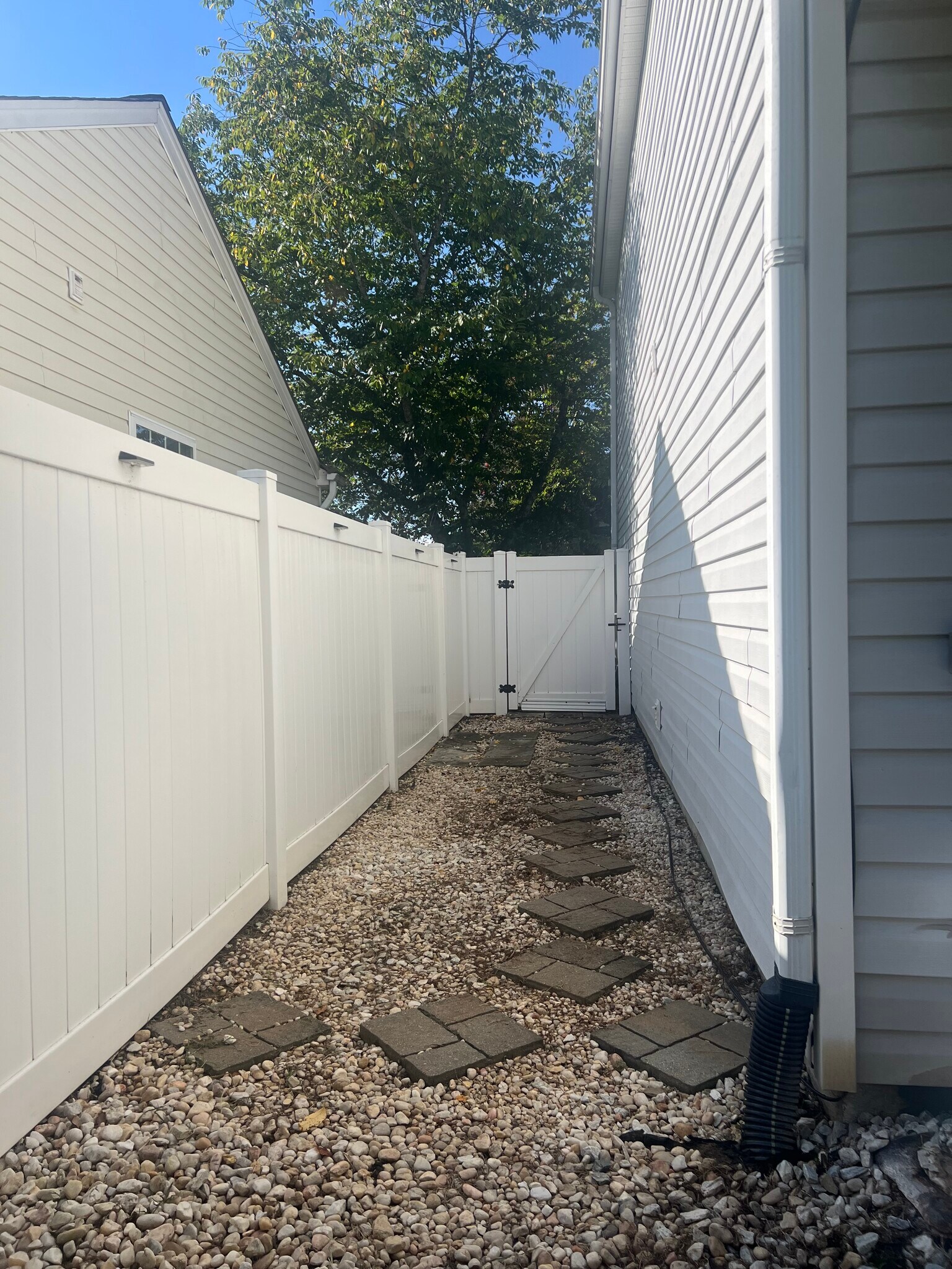 Building Photo - 8814 Meadowmont View Dr