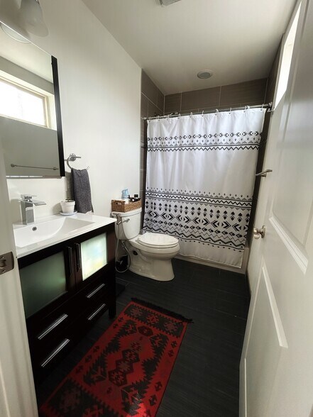 Second bathroom with window - 14 W Thompson St