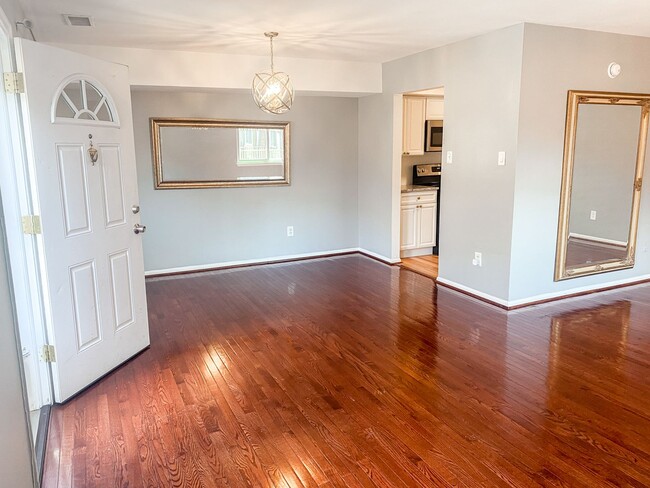 Building Photo - Stunning 3 Bed 2 Bath Condo In Much Sought After Sequoyah Community