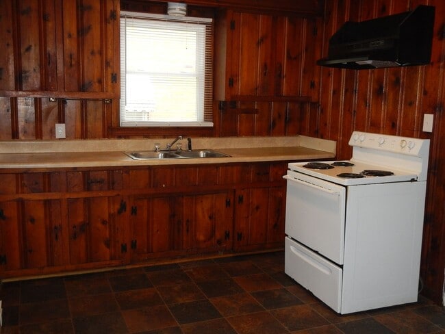 Building Photo - 1028 Proctor St