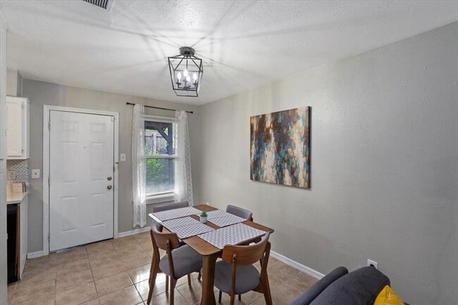 Building Photo - 200 Laurel Dr