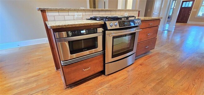 Building Photo - 703 Pershing Ave SE