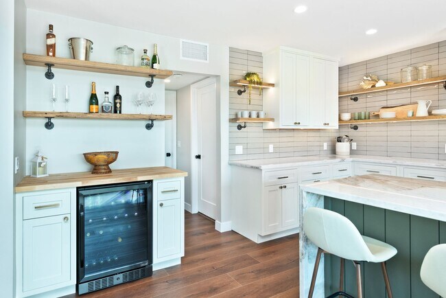 Building Photo - Costa Mesa, Panoramic Views, Pool - Fully ...