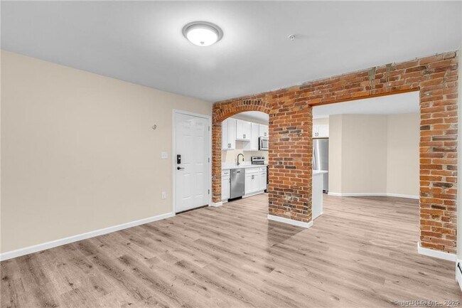 Building Photo - 51 Russ St